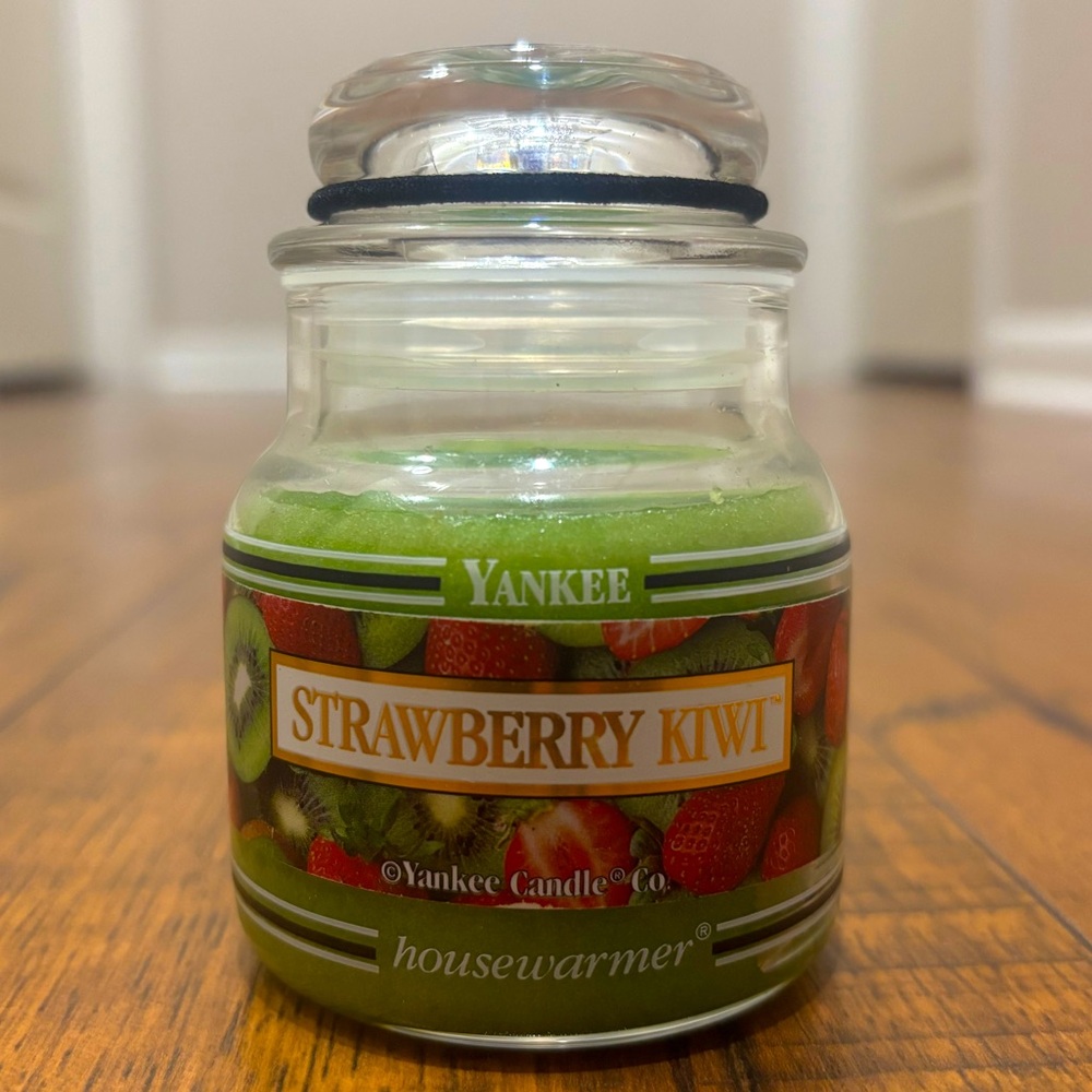 Yankee Candle Strawberry Kiwi Retired Black Band Label 3.7 oz Rare Home Decor